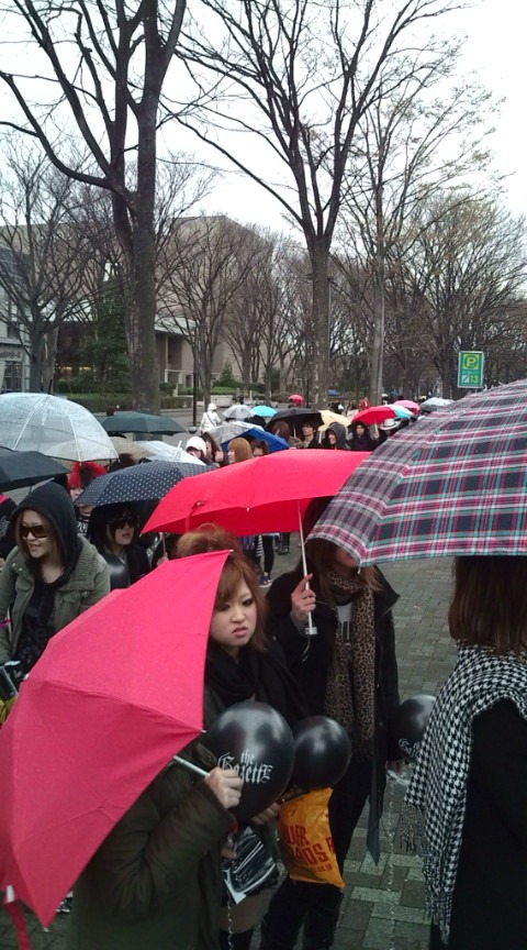 雨の中、代々木公園周辺にできた長蛇の列。