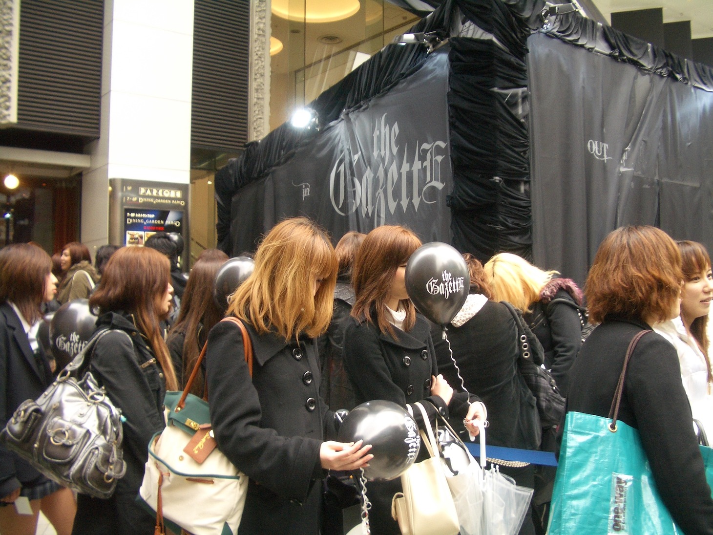 PARCO part1前に設置された黒いブース。