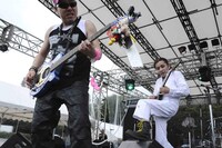 安齋肇（ソラミミスト）、淡谷三治（MEN'S 5）、小野かほり（Chica Boom）、maki999（HB）、そして田口トモロヲ（ex. ばちかぶり）という個性派メンバー5人からなるパンクバンド、LASTORDERZ。サイドギター安齋肇（写真右）の活躍に注目だ。