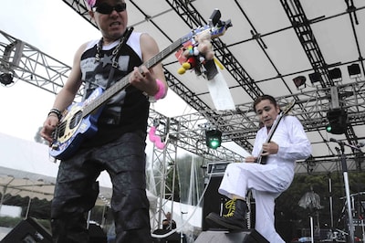 安齋肇（ソラミミスト）、淡谷三治（MEN'S 5）、小野かほり（Chica Boom）、maki999（HB）、そして田口トモロヲ（ex. ばちかぶり）という個性派メンバー5人からなるパンクバンド、LASTORDERZ。サイドギター安齋肇（写真右）の活躍に注目だ。