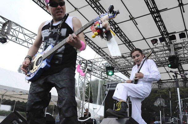 安齋肇（ソラミミスト）、淡谷三治（MEN'S 5）、小野かほり（Chica Boom）、maki999（HB）、そして田口トモロヲ（ex. ばちかぶり）という個性派メンバー5人からなるパンクバンド、LASTORDERZ。サイドギター安齋肇（写真右）の活躍に注目だ。