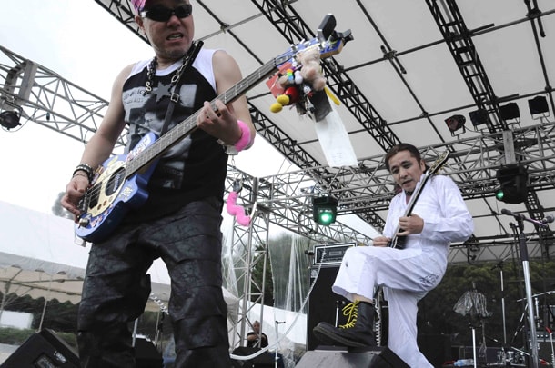 安齋肇（ソラミミスト）、淡谷三治（MEN'S 5）、小野かほり（Chica Boom）、maki999（HB）、そして田口トモロヲ（ex. ばちかぶり）という個性派メンバー5人からなるパンクバンド、LASTORDERZ。サイドギター安齋肇（写真右）の活躍に注目だ。