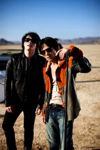 1960年生まれ群馬県出身の氷室京介（写真右）と1977年生まれニュージャージー州出身のジェラルド・ウェイ（写真左）。世代も人種も超えた奇跡のコラボレーションが実現。