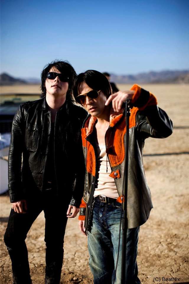 1960年生まれ群馬県出身の氷室京介（写真右）と1977年生まれニュージャージー州出身のジェラルド・ウェイ（写真左）。世代も人種も超えた奇跡のコラボレーションが実現。