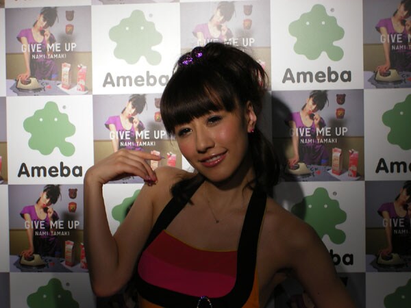 1988年生まれの玉置は現在20歳。オリジナル版の「GIVE ME UP」がリリースされたときは、まだ生まれていなかった。