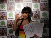 従兄弟からのプレゼントを嬉しそうに披露する玉置。