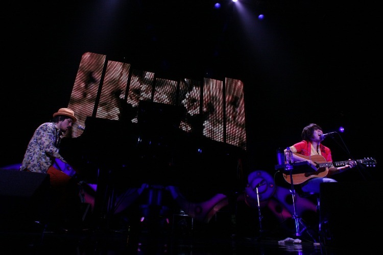 「またライブもやりたいし、たくさん曲も書きたい。どうか皆さん温かく見守ってください」と語った2人。今年は精力的な活動を展開してくれそうだ。