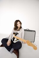 「again」は活動再開後、初のシングル。YUIは新曲について「休暇中に感じたことや、また、新たに前向きに踏み出す力強さを込めることが出来た自信作です」とコメントしている。