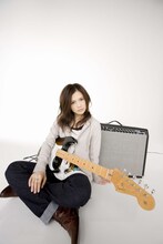 「again」は活動再開後、初のシングル。YUIは新曲について「休暇中に感じたことや、また、新たに前向きに踏み出す力強さを込めることが出来た自信作です」とコメントしている。