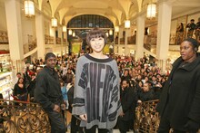 Utadaをひと目見ようと詰め掛けたニューヨークのファン。なおUtadaはロサンゼルスの朝のニュース番組に出演した際、楽屋が一緒だったKISSのジーン・シモンズに口説かれたと話している。