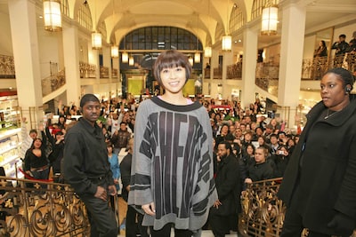 Utadaをひと目見ようと詰め掛けたニューヨークのファン。なおUtadaはロサンゼルスの朝のニュース番組に出演した際、楽屋が一緒だったKISSのジーン・シモンズに口説かれたと話している。