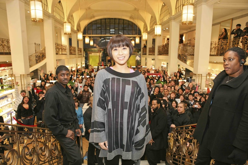 Utadaをひと目見ようと詰め掛けたニューヨークのファン。なおUtadaはロサンゼルスの朝のニュース番組に出演した際、楽屋が一緒だったKISSのジーン・シモンズに口説かれたと話している。