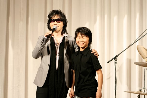 数日前に初めて一緒にレコーディングに参加したRIKU（写真右）。学校などでは「自分もエコなことをやりたいです」と積極的に発言しているという。