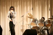 YouTubeに投稿されたRIKUの動画は、70万ヒット以上を記録。TOSHIはYOSHIKIを紹介するかのように「ON DRUMS, RIKU！」と叫び、彼のドラミングを称えた。