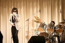 YouTubeに投稿されたRIKUの動画は、70万ヒット以上を記録。TOSHIはYOSHIKIを紹介するかのように「ON DRUMS, RIKU！」と叫び、彼のドラミングを称えた。