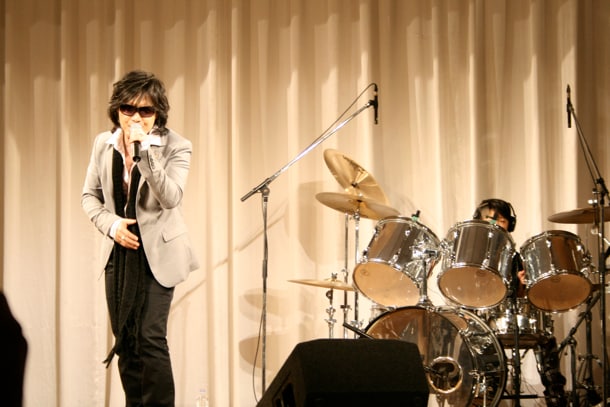 YouTubeに投稿されたRIKUの動画は、70万ヒット以上を記録。TOSHIはYOSHIKIを紹介するかのように「ON DRUMS, RIKU！」と叫び、彼のドラミングを称えた。