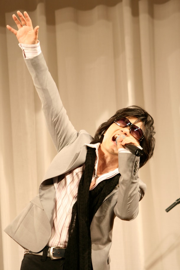 X JAPAN再始動以降も、ソロアーティストとして精力的にリリースやライブ活動を続けるTOSHI。