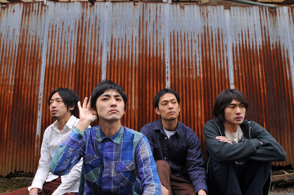 YOMOYA（東孝治は右から2番目）