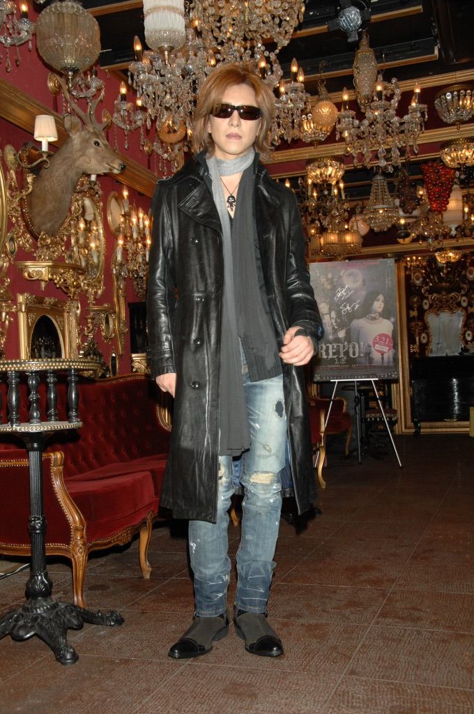 トランプルームで行われた記者会見に臨むYOSHIKI。会場となった部屋は、鏡とシャンデリアで埋めつくされた豪華な作り。