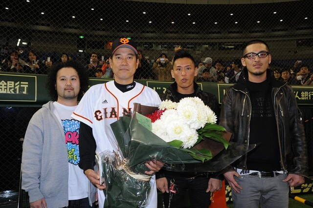 写真は読売ジャイアンツ原辰徳監督との記念写真。