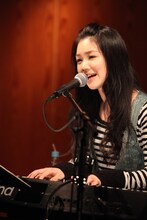 4月4日からFM OSAKAにてレギュラーパーソナリティを務めることが決定した初音。7月にはニューシングルのリリースも予定されている。