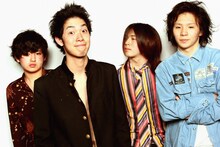 ボーカルの渡辺大知（写真左から2番目）が主演を務める映画「色即ぜねれいしょん」は8月15日より公開。ナタリーPower Pushのコーナーでは、監督の田口トモロヲと大知のインタビューを掲載している。