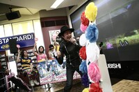 熱唱する増子直純。写真を見るだけでもコブシのまわった歌声が伝わってくるようだ。