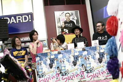 いちばん右がソニーの清水氏で、その後方に貼られたのがアルバム「清水」のポスター。「喋るジャケットです」とコメントすると会場は拍手と笑いに包まれた。