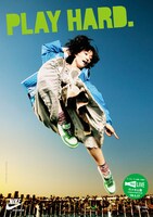 4月15日にベストアルバム「THE BEST '03-'09」をリリースする安藤裕子は、本人の提案でトランポリンでジャンプして撮影（使用モデル：NIKE TERMINATOR LOW）。