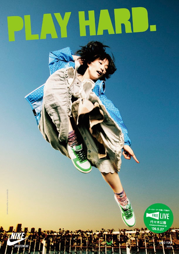 4月15日にベストアルバム「THE BEST '03-'09」をリリースする安藤裕子は、本人の提案でトランポリンでジャンプして撮影（使用モデル：NIKE TERMINATOR LOW）。