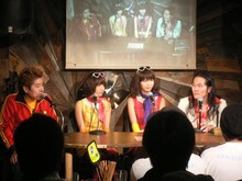 写真は11月29日に新宿Naked Loftで行われた前回のプロデュース会議の模様。左から吉田豪、レナ、リサ、掟ポルシェ。