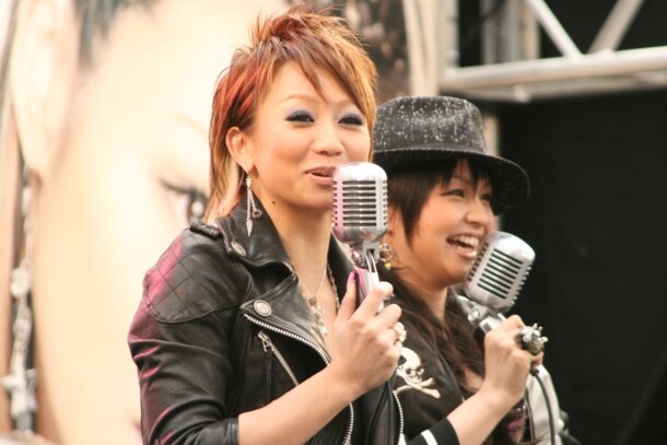 倖田來未×misono、新宿駅東口でシークレットライブ [画像ギャラリー 6