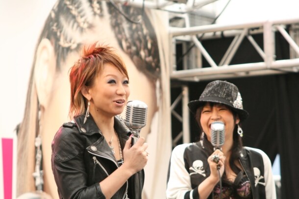 倖田來未×misono、新宿駅東口でシークレットライブ [画像ギャラリー 5