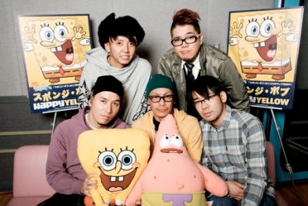 RIP SLYMEによる新テーマ曲「スポンジ・ボブのテーマ」は親子でハンドクラップしながら楽しめるポップな仕上がり（写真：(C)2009 Viacom）。