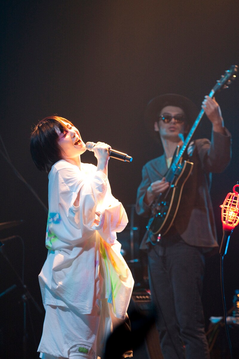 写真は3月28日に行われたなんばHatch公演の様子。完全復活した中納は、パワフルな歌声でオーディエンスを魅了した。