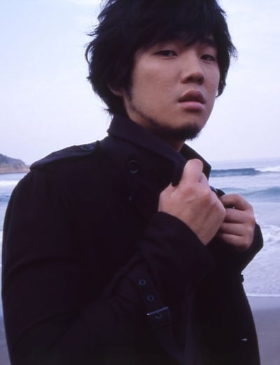 子供の頃はリトルリーグに所属する野球少年だった秦基博。今回の大抜擢について「僕自身すごく野球が好きで、毎年食い入るように高校野球を見ているので、テーマ曲を歌わせてもらうことはとても光栄ですし、かなり気合が入っています」とコメントを寄せている。