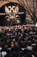 春らしからぬ気温にもかかわらず、ライブにはTシャツ姿の人も多数参戦。ライブは約50分にわたり行われ、セットリスト、パフォーマンスともに濃密な内容となった。