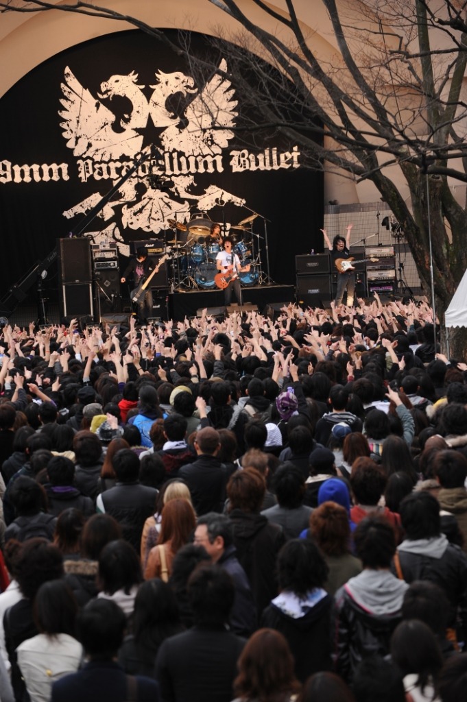 春らしからぬ気温にもかかわらず、ライブにはTシャツ姿の人も多数参戦。ライブは約50分にわたり行われ、セットリスト、パフォーマンスともに濃密な内容となった。