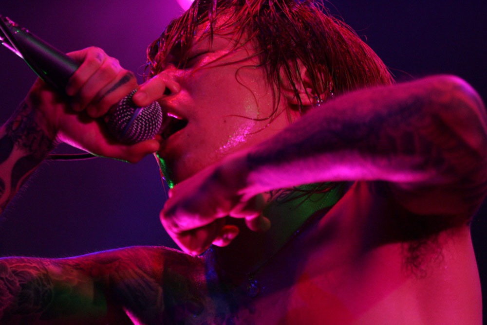 全身全霊をかけて、スペシャルライブに挑んだ京（Vo）。この日もいつも以上にアグレッシヴかつエモーショナルな叫びが、会場中に響き渡った。