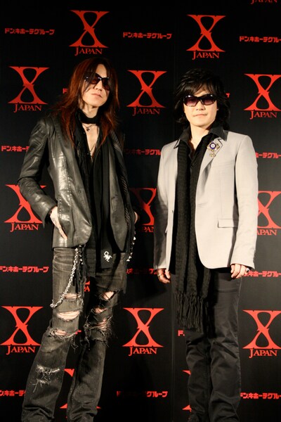前日から嘔吐を繰り返しているというYOSHIKIに代わり、急遽会場に呼ばれたSUGIZO。これによってイベント開始が大幅に遅れることとなった。