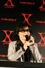 YOSHIKIとはめったに電話しないというTOSHI。冗談を言い合う姿は、長年の付き合いならでは。