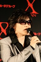 時折冗談を交え、ファンや隣のSUGIZOを笑わせたTOSHI。