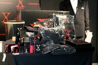 コラボグッズには目覚まし時計や鏡、薔薇の香りがするタブレットケース、コーヒータンブラー、ポーチ、折りたたみテーブルなども用意。全国196店舗のドン・キホーテグループに設置される特設コーナーで購入することができる。