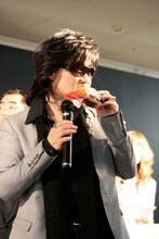 カレーパンの感想を求められたTOSHIは「美味い」とコメント。