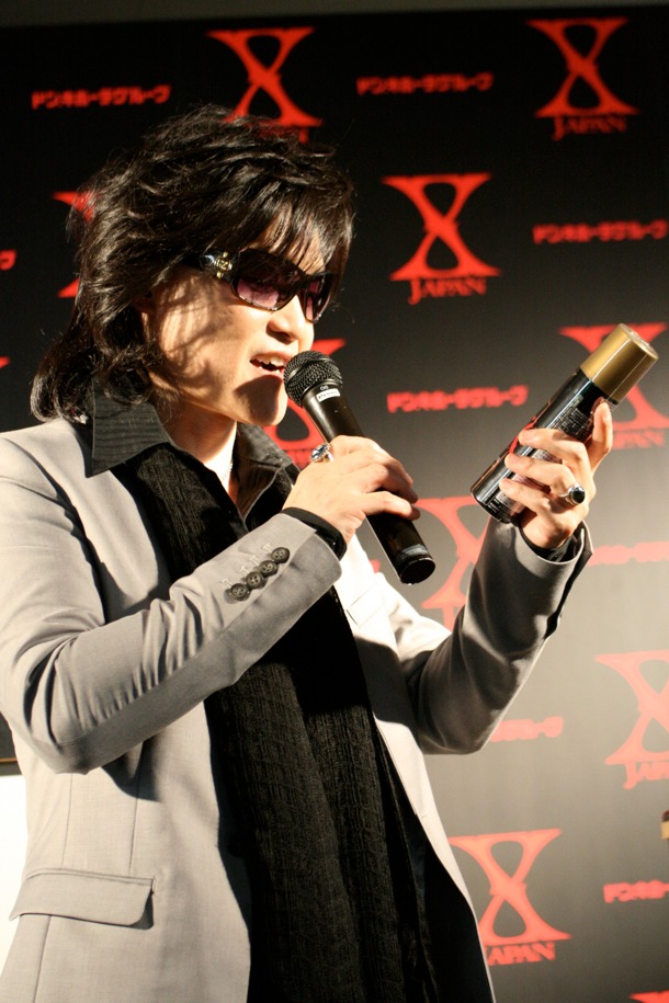 X JAPANのロゴが入ったヘアスプレーには、「立ち上がり極まる」というキャッチコピーが。