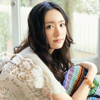 「うつし絵」通常盤は“新垣結衣スペシャルphotoジャケット”仕様。窓辺でたたずむガッキーのアンニュイな表情がたまらない、まさにスペシャルな1枚。