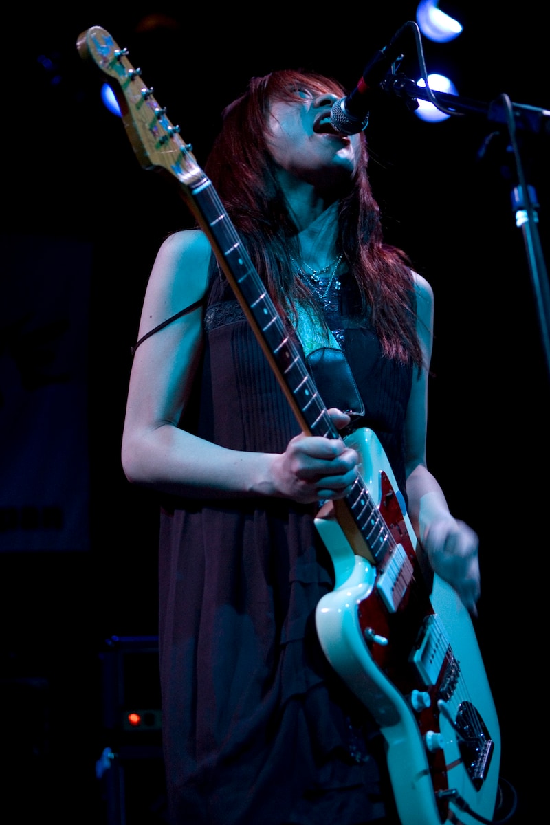 detroit7はヨーロッパツアーから帰国後の5月20日にニューアルバム「Black & White」をリリースする（写真はライブの様子）。