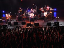 GRAPEVINE with 長田進（写真左）。アメリカ・SXSW、Japan Niteツアー後の日本での初ライブは4月25日・26日の「ARABAKI ROCK FEST.09」。その他「心響（HIBIKI) ROCK FES.2009」を始め、多くのフェスへの参加が発表されている。