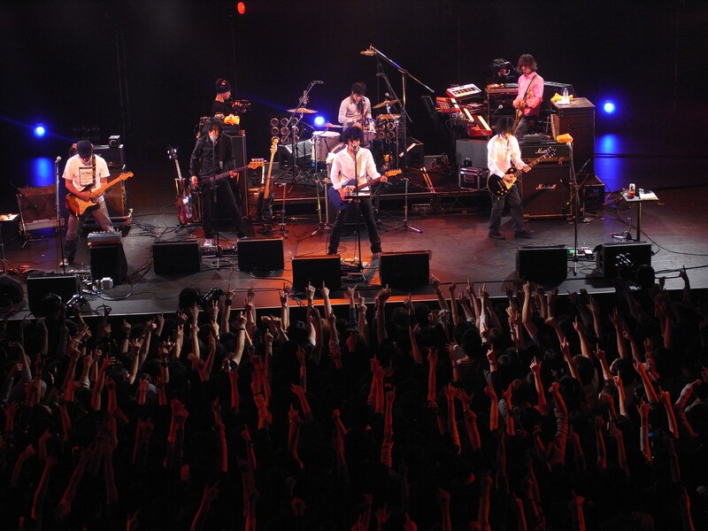 GRAPEVINE with 長田進(写真左)。アメリカ・SXSW、Japan Niteツアー後の日本での初ライブは4月25日・26日の「ARABAKI ROCK FEST.09」。その他「心響(HIBIKI) ROCK FES.2009」を始め、多くのフェスへの参加が発表されている。