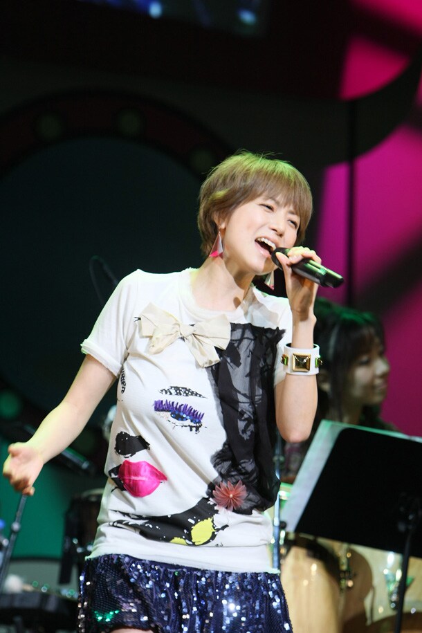 写真は「だいじはっけんコンサート」の様子。ひさびさにアーティストhitomiの顔をのぞかせた。